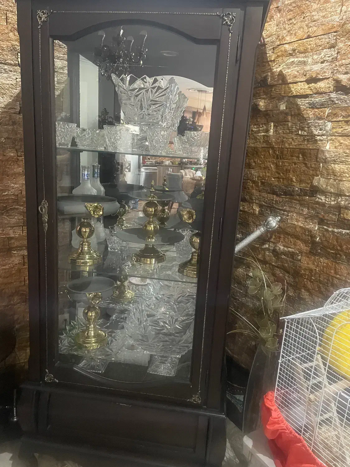 بوفه با چوب گردو  بسیار جا دار و دارای نور پردازی|بوفه، ویترین، کنسول|تهران, جوادیه تهرانپارس|دیوار