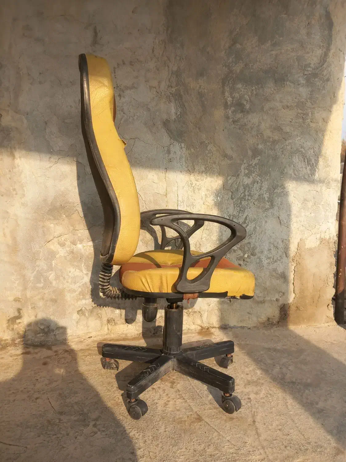 صندلی  مدریتی|مبلمان اداری|انبارآلوم, |دیوار