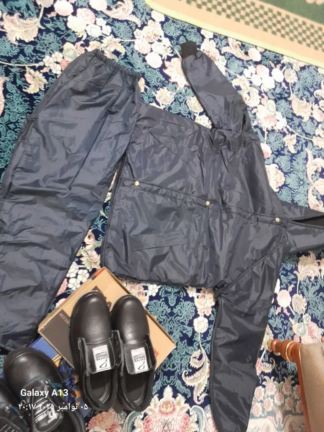 کاپشن و شلوار  داخل پشم و دو جفت کفش ایمنی کار|لباس|اشتهارد, |دیوار