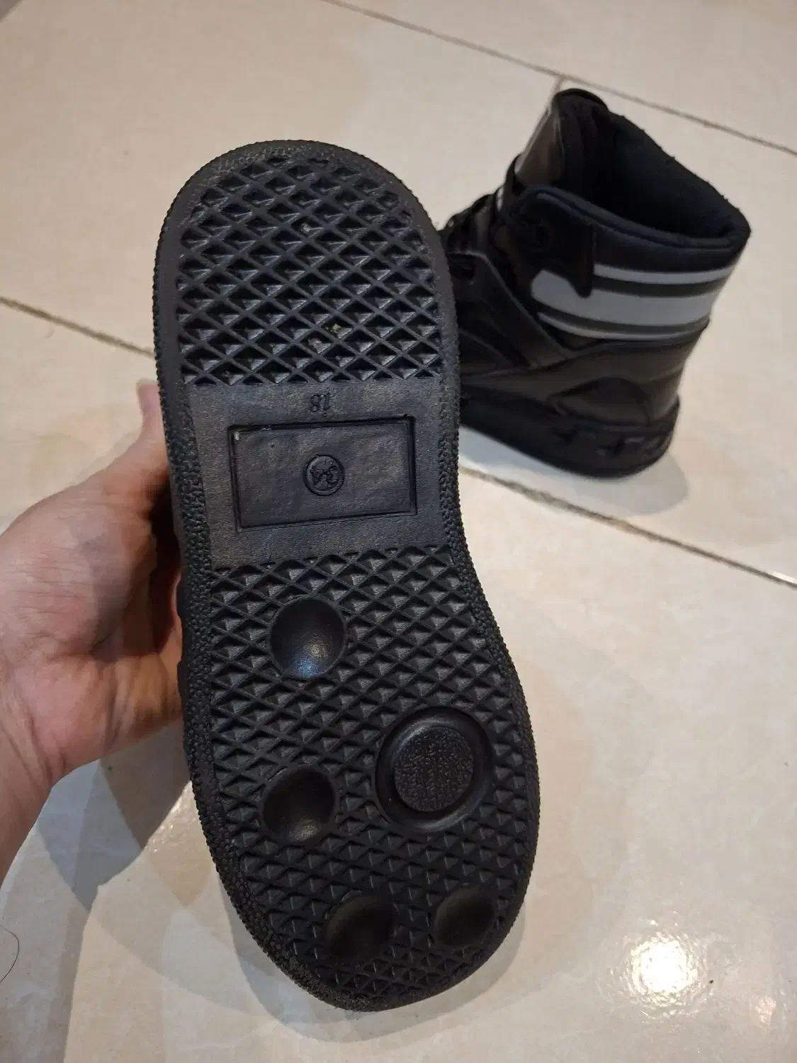 کتونی ساق بلند و کتونی بالنسیاگا جورابی|کیف، کفش، کمربند|پرند, فاز ۶|دیوار