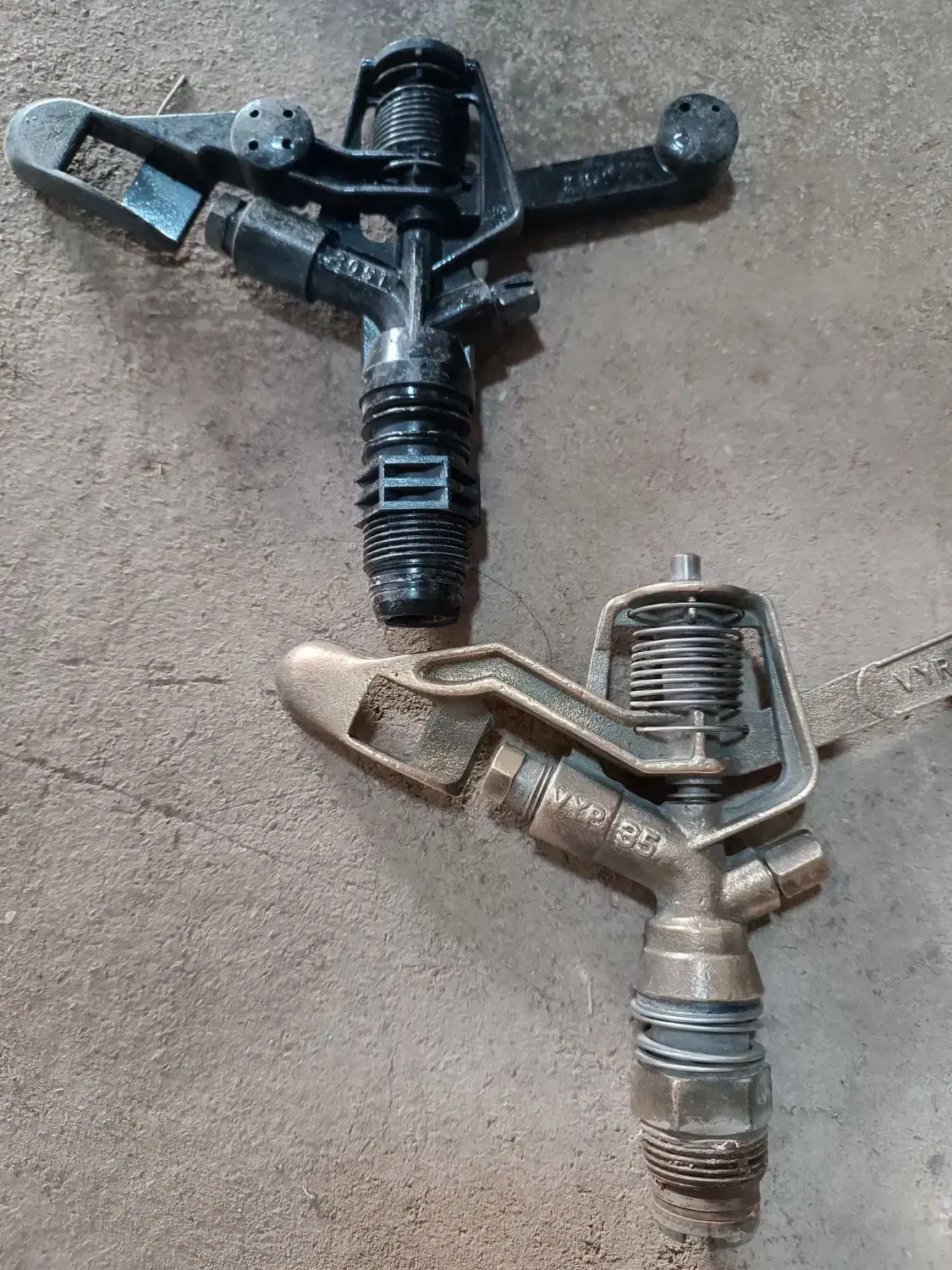 آبپاش برنجی و آبپاش پلاستیکی|ابزارآلات|بهار, |دیوار