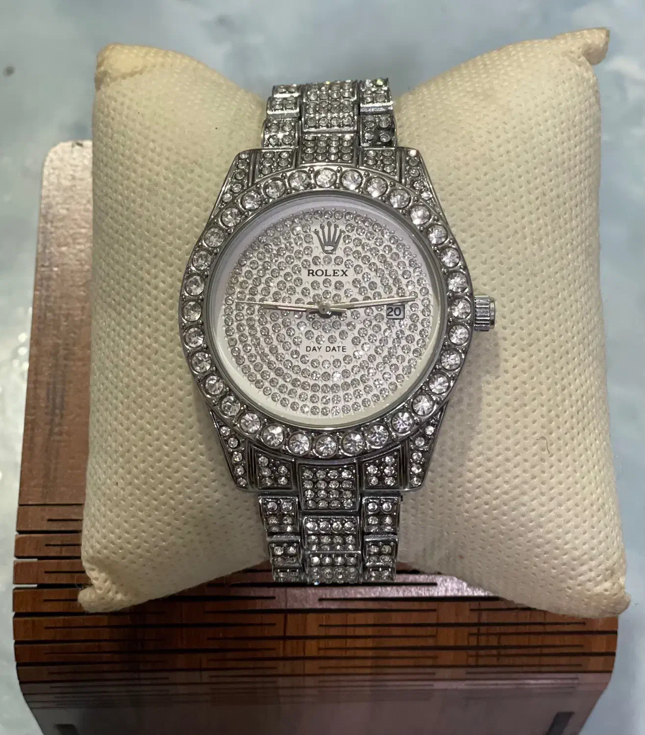 ساعت نگین دار|ساعت|اندیشه, اندیشه فاز ۱|دیوار