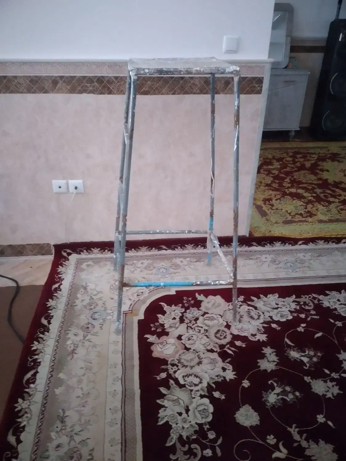 چارپایه|صندلی و نیمکت|ساوه, |دیوار