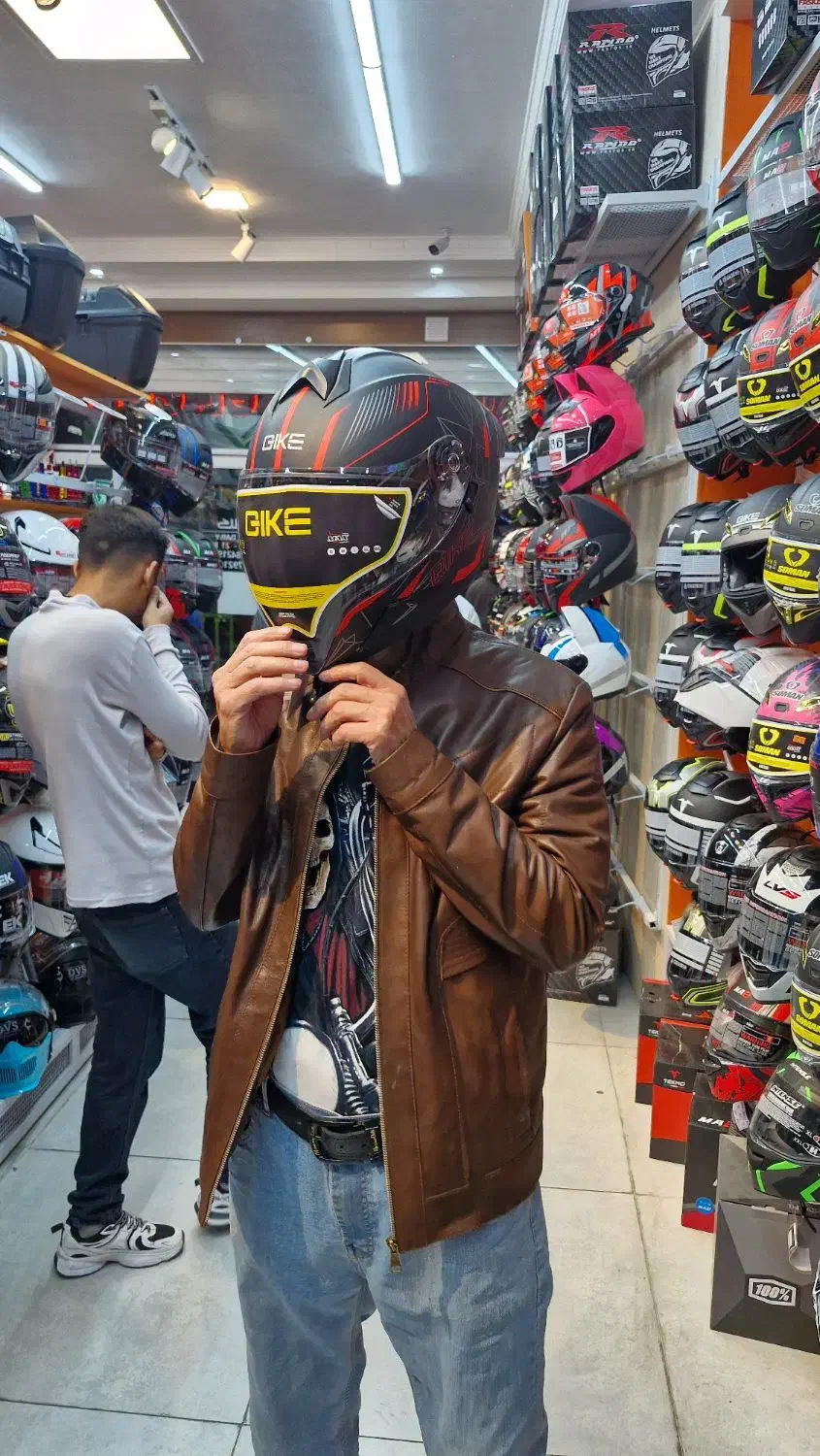 فروشنده آقا جهت فروشگاه لوازم موتورسواری|استخدام خدمات فروشگاه و رستوران|تهران, فلسطین (میدان انقلاب)|دیوار