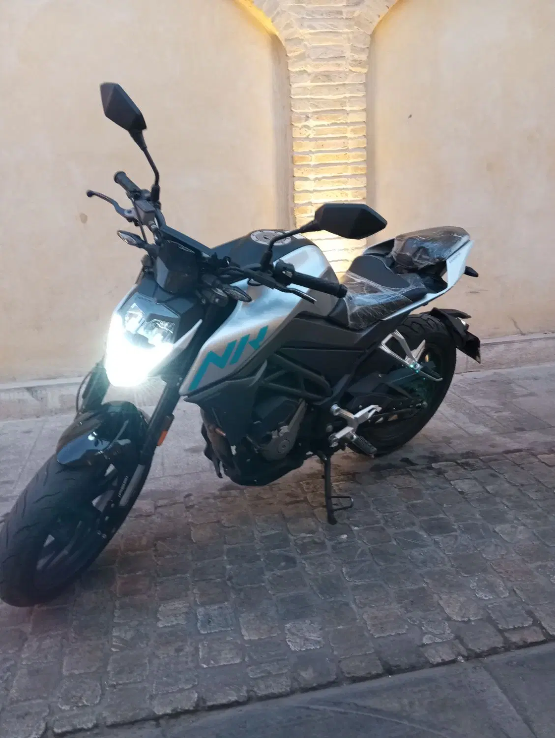 cf 250|موتورسیکلت|شیراز, باغ تخت|دیوار