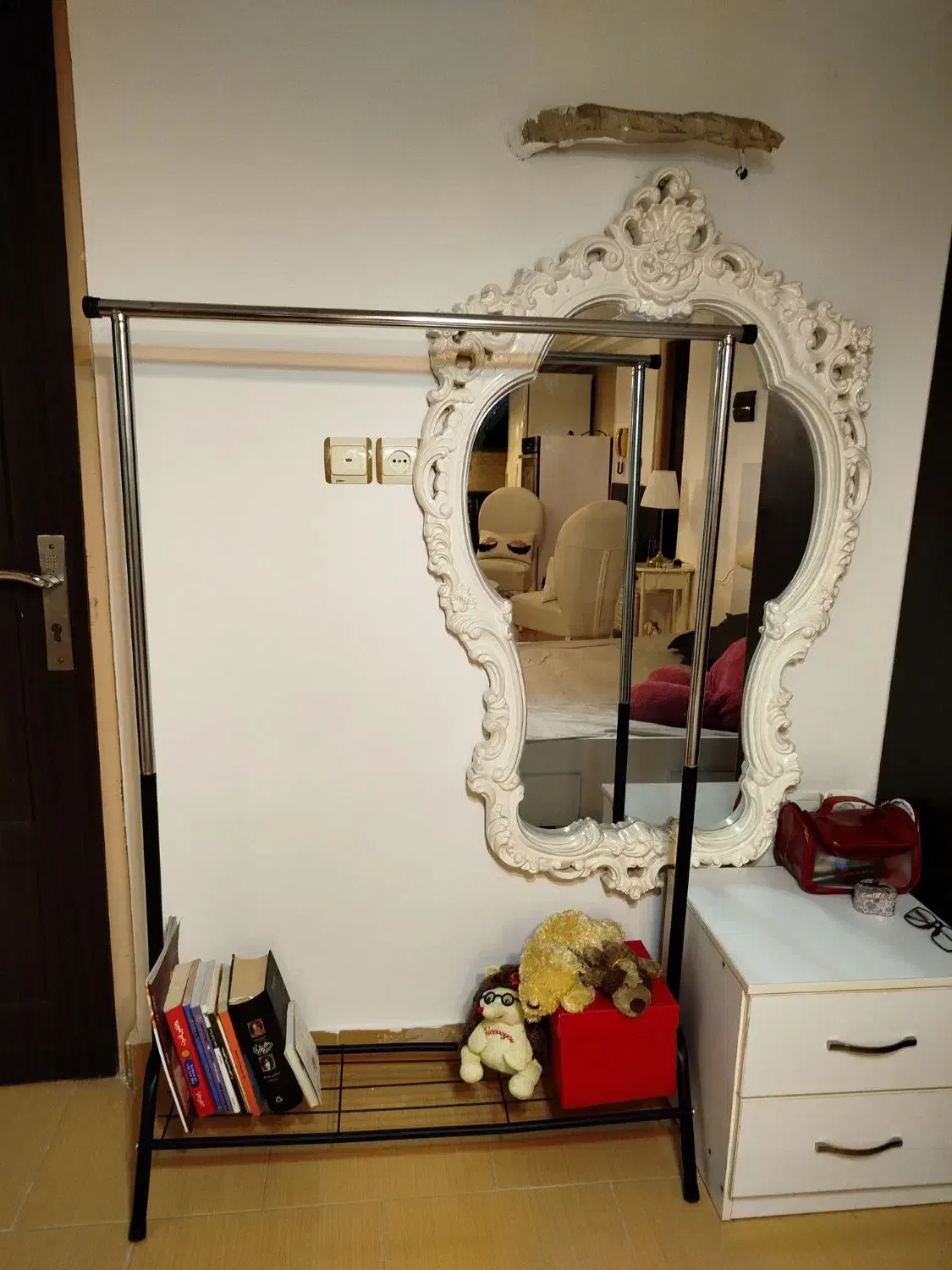 رگال لباس|بندرخت و رخت‌آویز|لاهیجان, شهید آوینی|دیوار