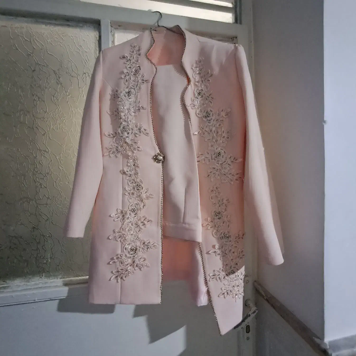 کت مجلسی|لباس|قم, ولیعصر|دیوار