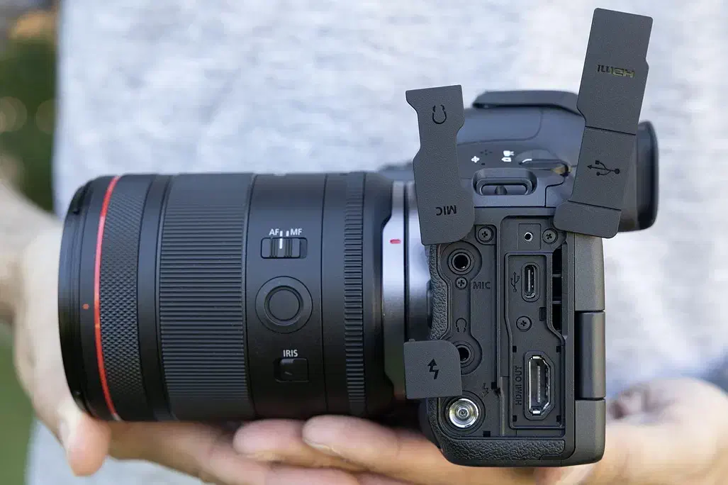 بدنه دوربین canon r5ii فقط ۲۰۰ عدد شات|دوربین عکاسی و فیلم‌برداری|تهران, بهار|دیوار