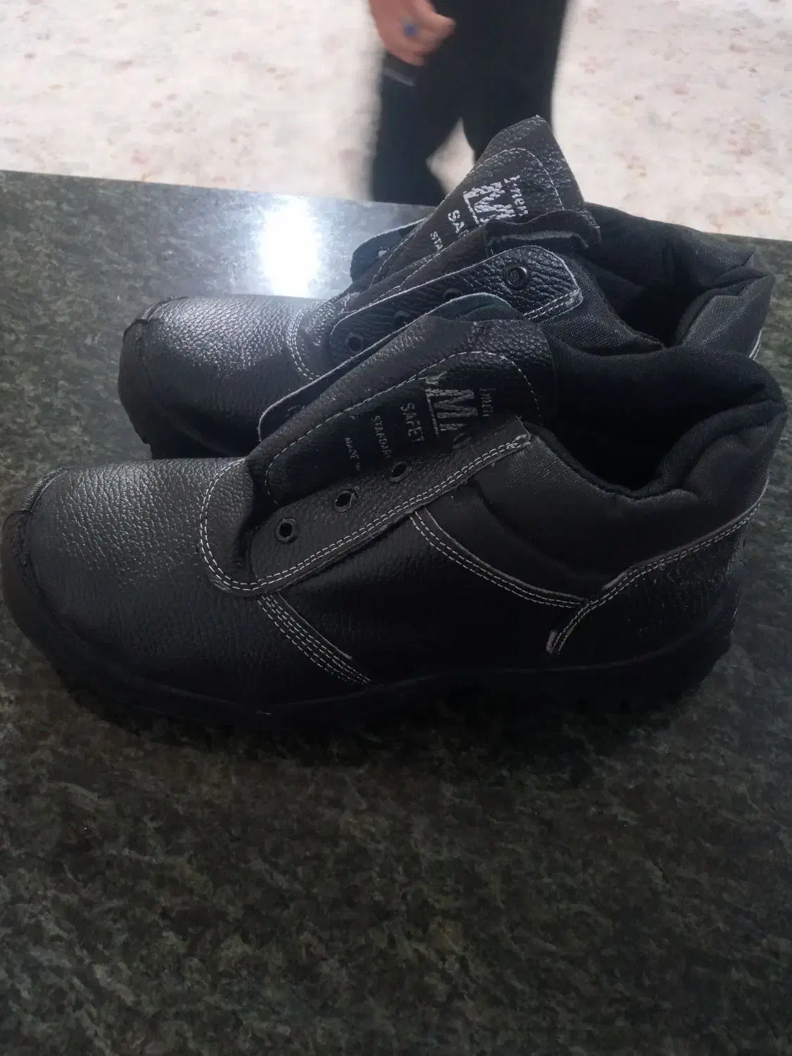 کفش کار|کیف، کفش، کمربند|بروجرد, |دیوار