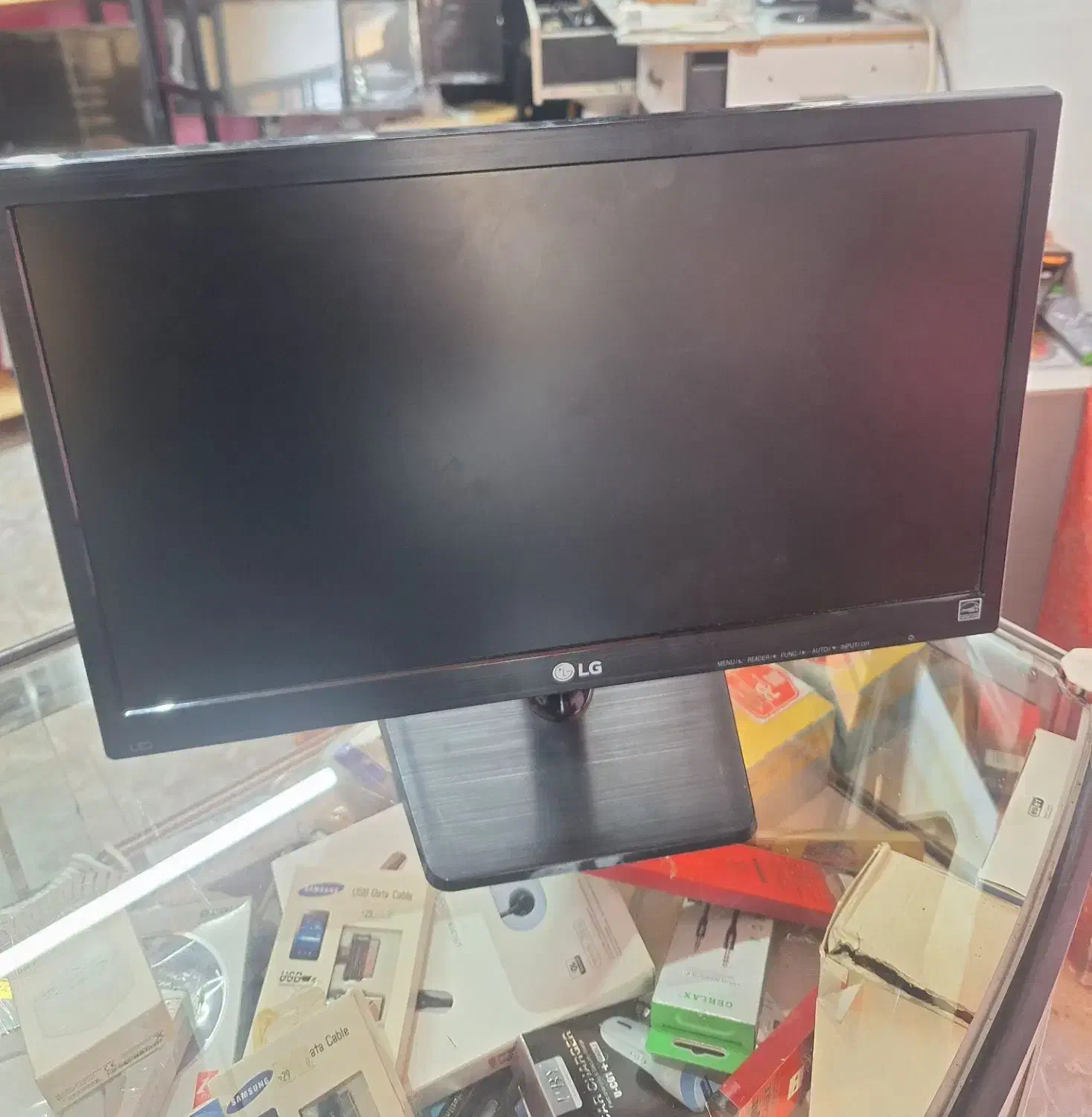 مانیتور ال جی صفحه تخت|قطعات و لوازم جانبی رایانه|اصفهان, ارغوانیه|دیوار