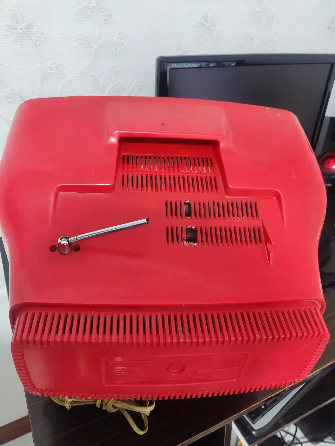 تلویزیون قدیمی پارس|کلکسیون اشیاء عتیقه|همدان, |دیوار