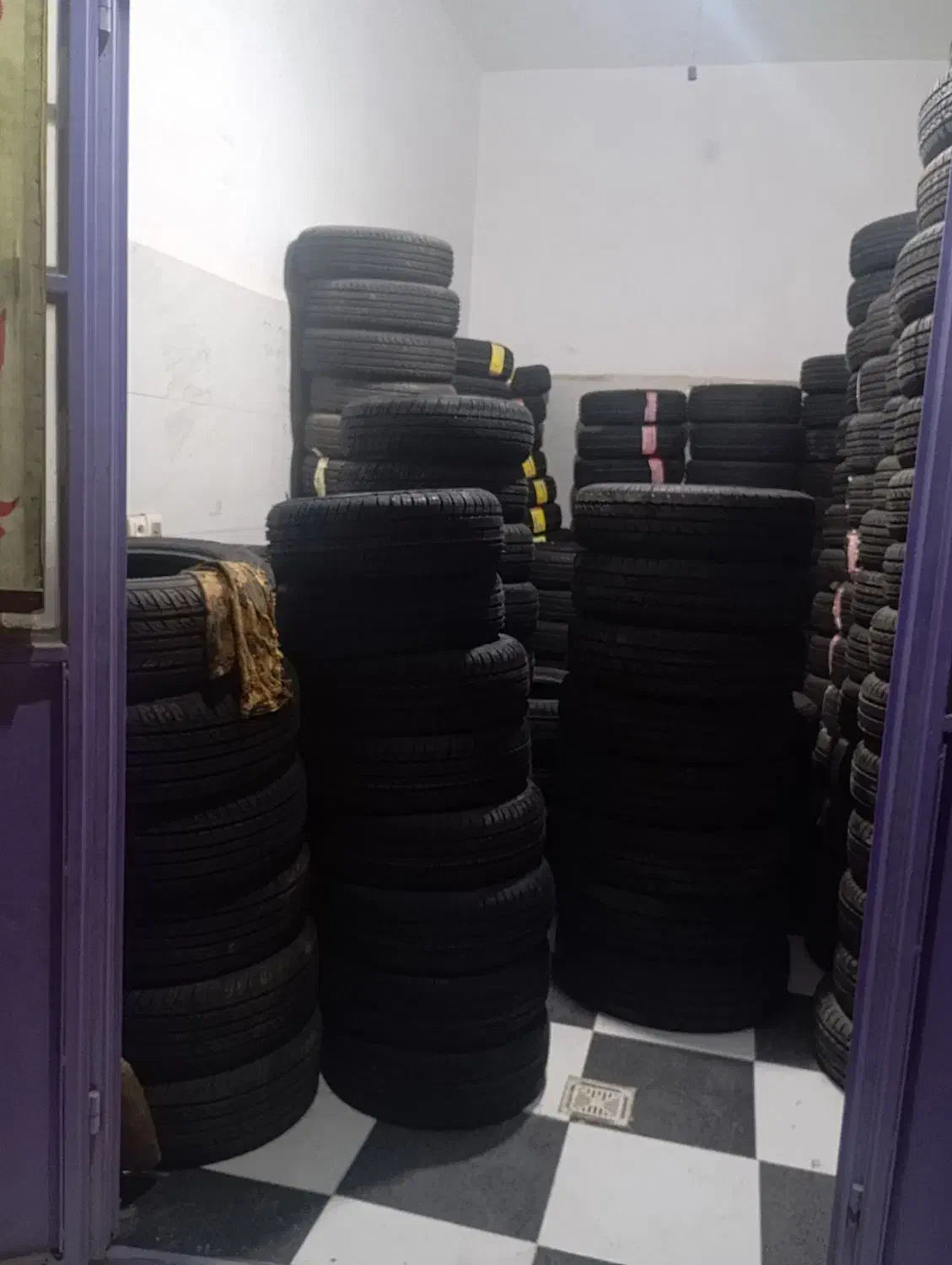 لاستیک فروشی برادران اشترک|عمده‌فروشی|زهک, |دیوار