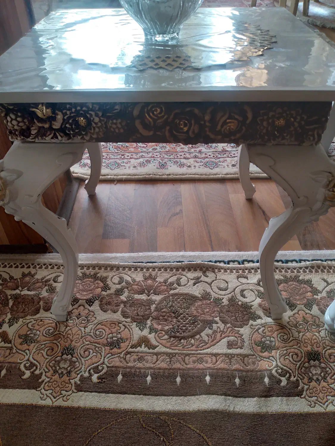 عسلی سفید گل برجسته|مبلمان خانگی و میز عسلی|سراب, |دیوار