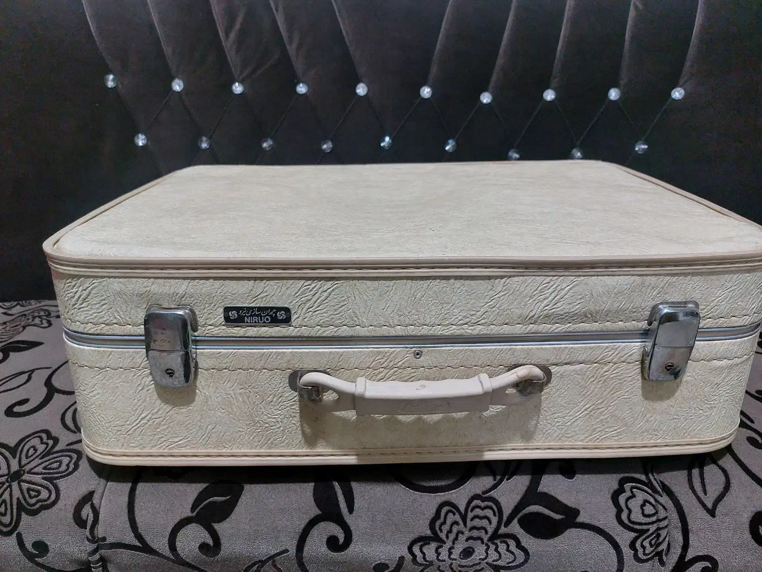 چمدان قدیمی|کلکسیون اشیاء عتیقه|اصفهان, خانه اصفهان|دیوار