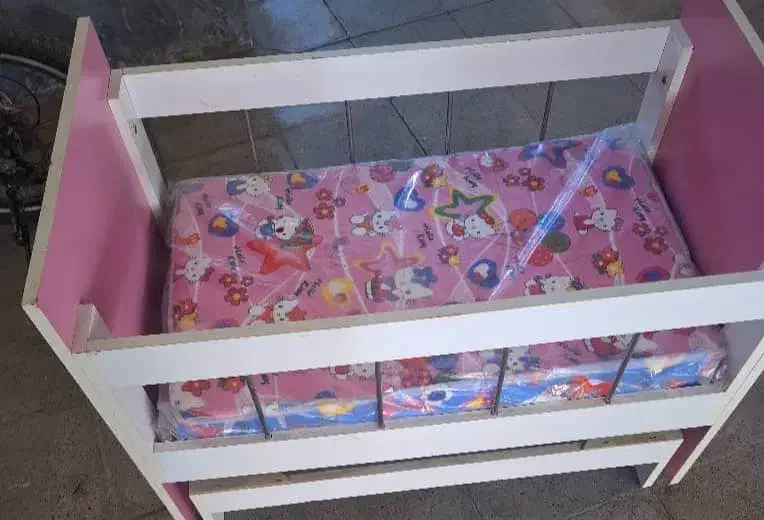 تخت خواب گهواره‌ای صورتی کودک سالم|تخت و صندلی بچه|ساوه, |دیوار