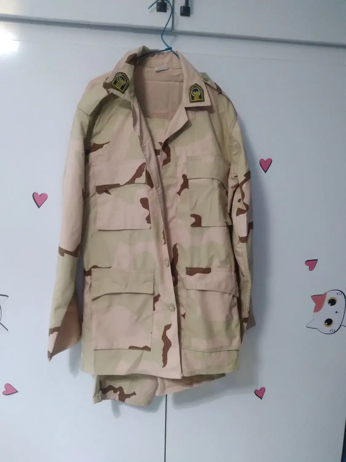 لباس نظامی مرزبانی|لباس|شاهین‌شهر, شهرک هشت بهشت|دیوار