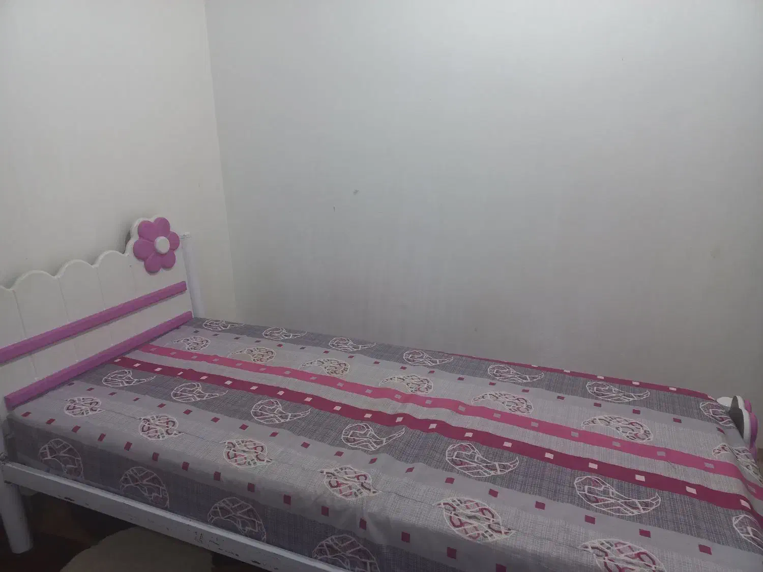 تخت نوجوان وگلیم فرش ۱۲متری|تخت و سرویس خواب|شوشتر, |دیوار