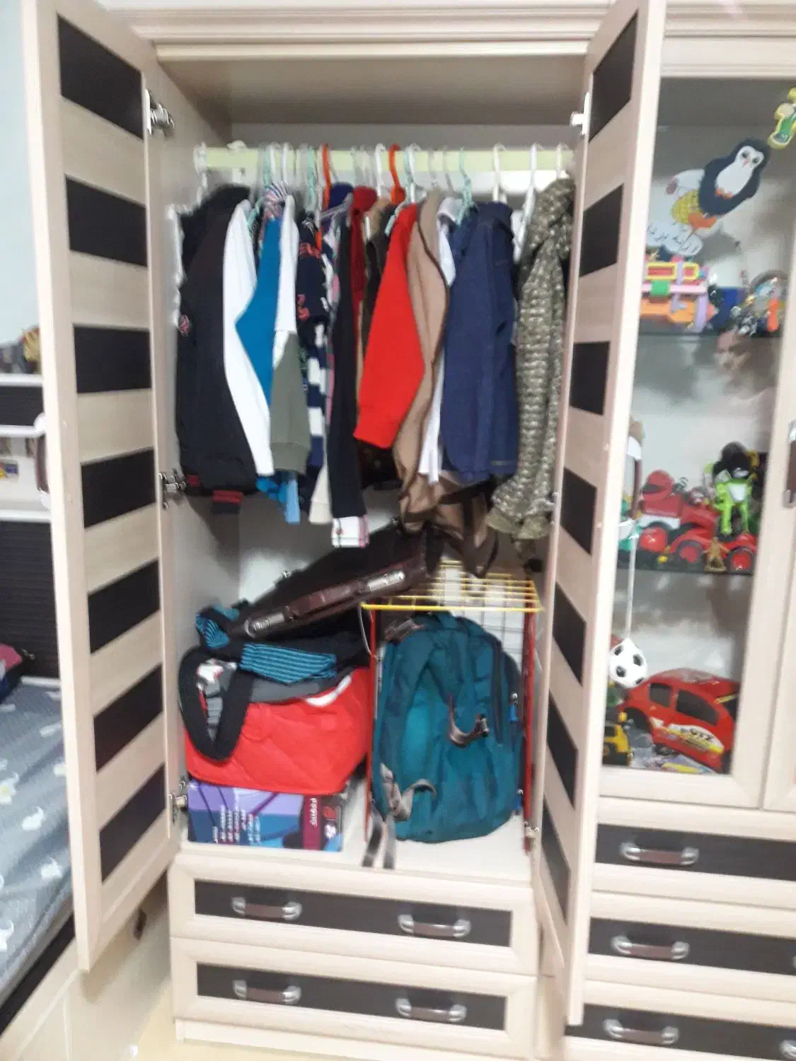 کمد ویترینی و لباس کودک|تخت و سرویس خواب|اندیشه, اندیشه فاز ۱|دیوار