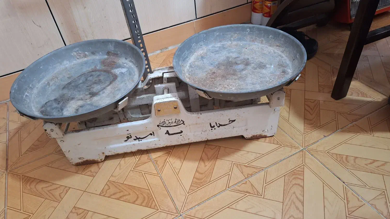 ترازوی قدیمی سنگی (وزنهای) همراه با وزنهها|فروشگاه و مغازه|نوکنده, |دیوار