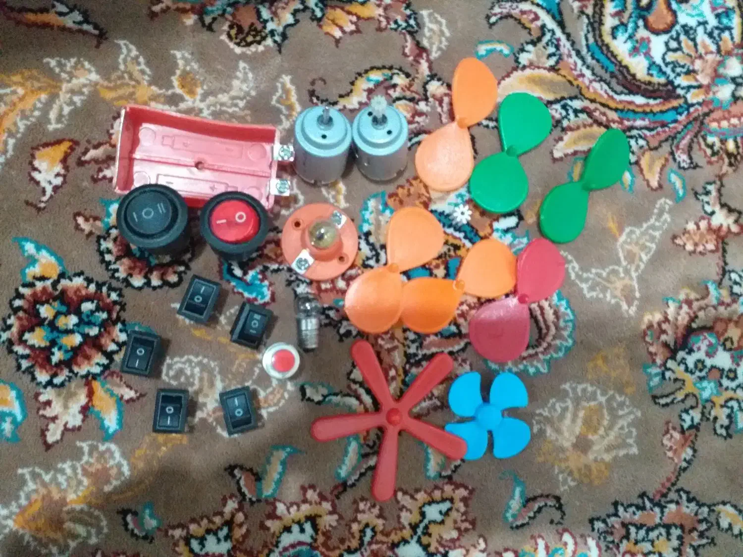 وسایل کاردستی شامل ارمیچر بدنه گرد و چراغ و کلید|اسباببازی بچه|مشهد, توس (بلوار توس)|دیوار