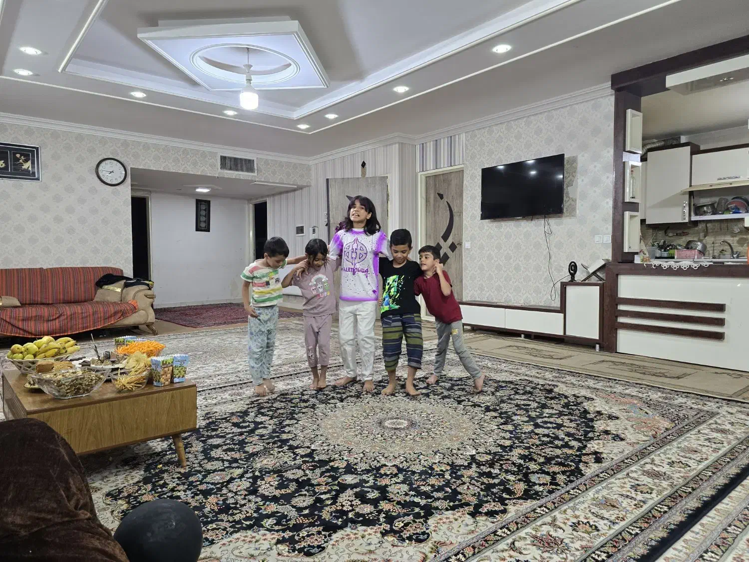 نیازمند خانم برای آموزش بچه ها و نظافت خانه|استخدام سرایداری و نظافت|بیرجند, |دیوار