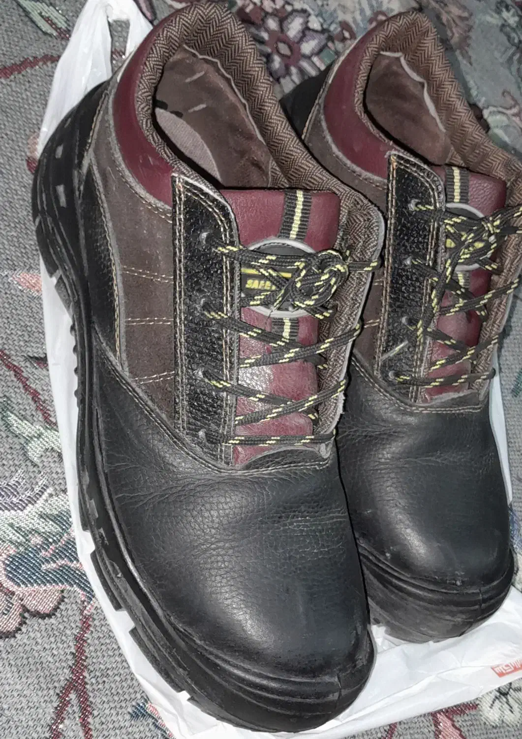 دو عدد کفش کار و یک عدد دلر برقی|کیف، کفش، کمربند|محمدشهر, محمدشهر|دیوار