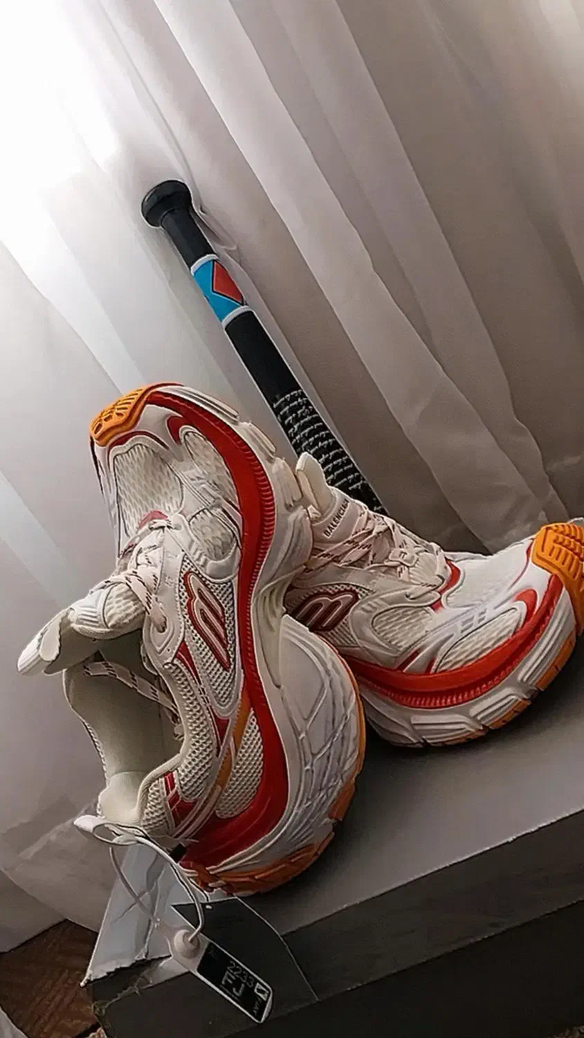 کتونی بالنسیاگا 10XL سفید قرمز|کیف، کفش، کمربند|تهران, مینای شمالی (مخبر)|دیوار