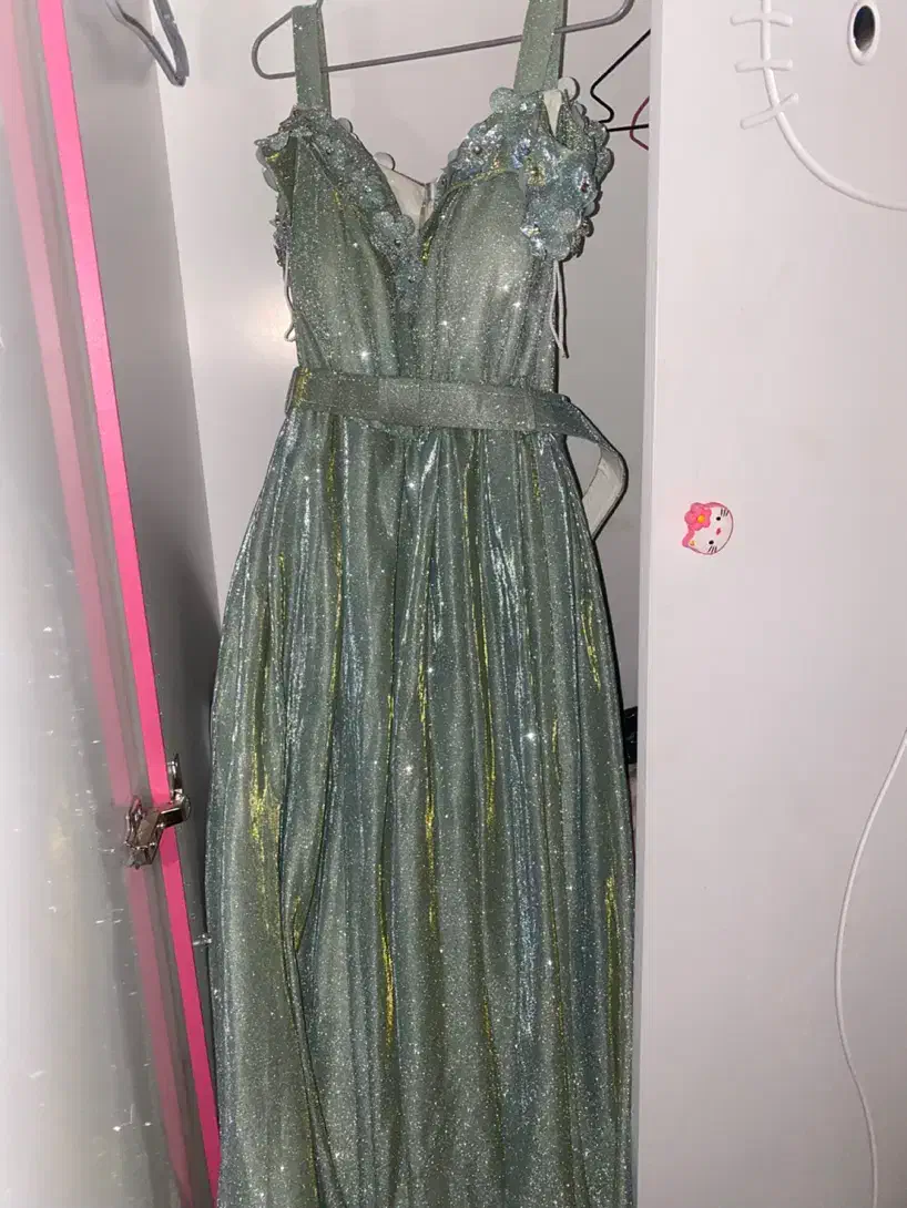 لباس‌مجلسی‌در‌حد‌نو|لباس|میانه, |دیوار