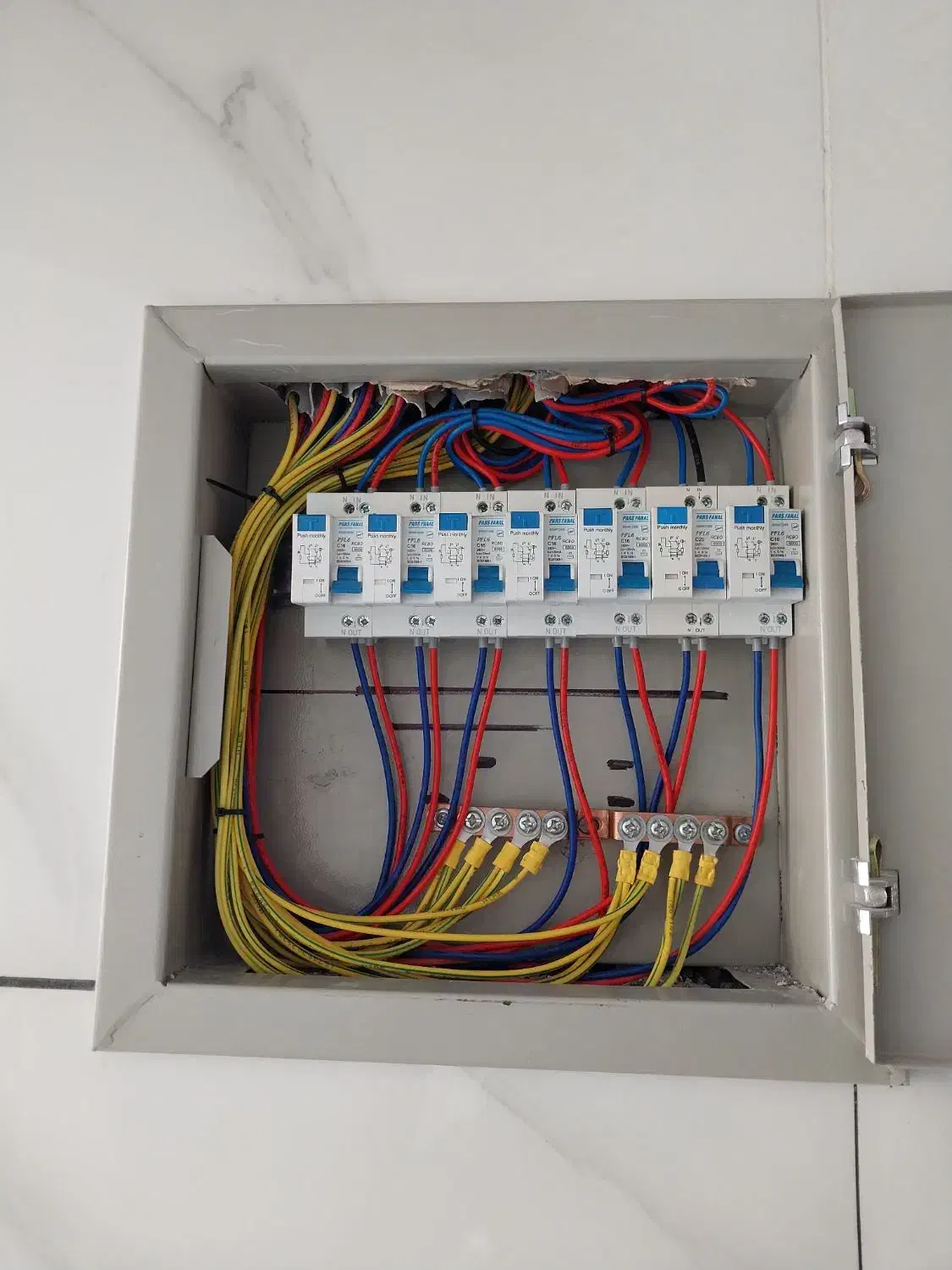 خدمات برق ساختمان|خدمات پیشه و مهارت|بروجن, |دیوار