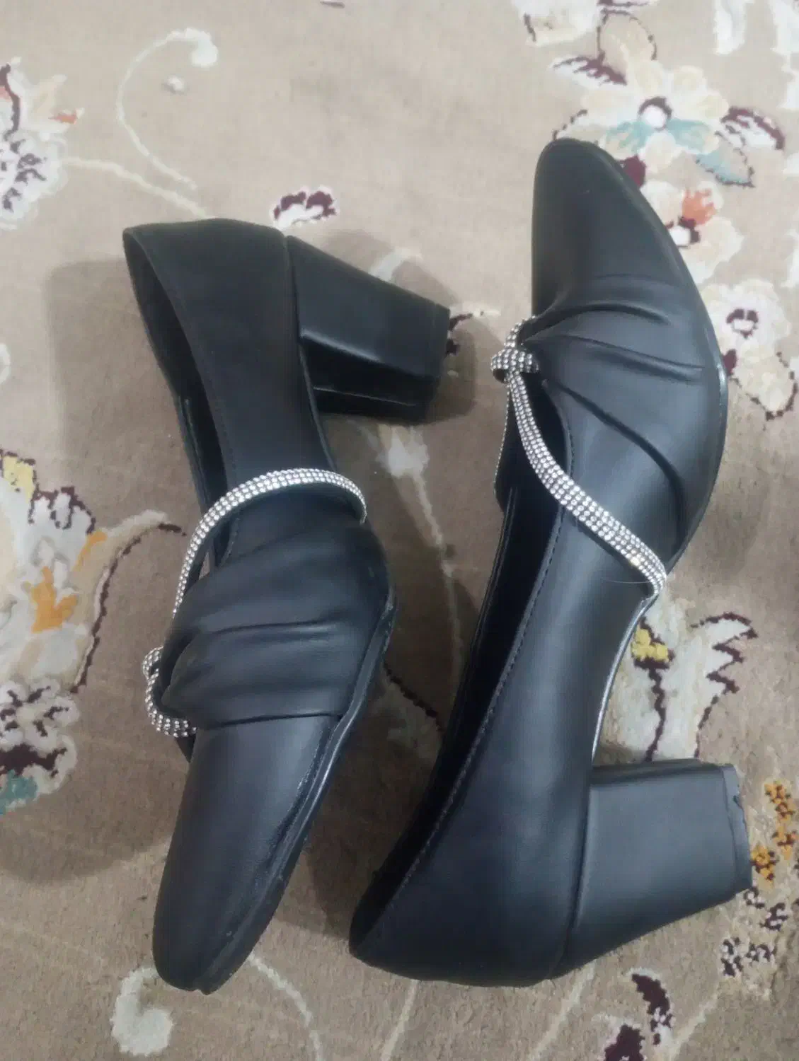 کفش پاشنه بلند زنانه|کیف، کفش، کمربند|ری, بی‌بی شهر بانو|دیوار