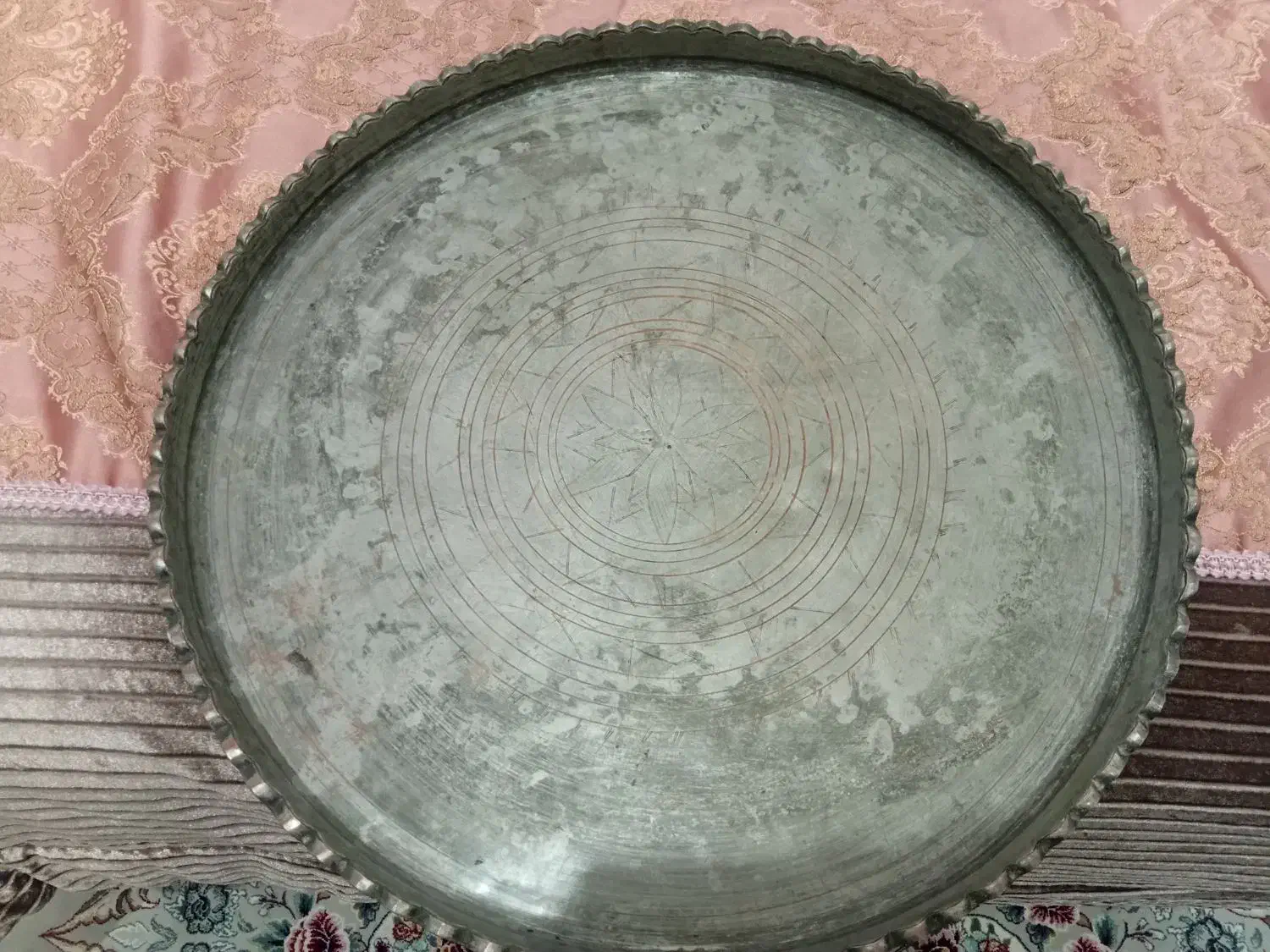 مجمعه مسی|کلکسیون اشیاء عتیقه|تهران, فلسطین (میدان انقلاب)|دیوار