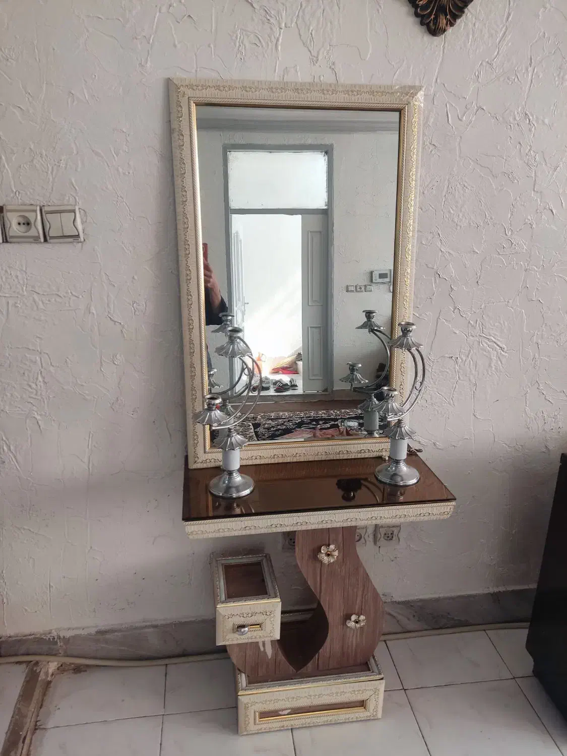 آینه و شمعدان|آینه|شاهینشهر, گزبرخوار|دیوار