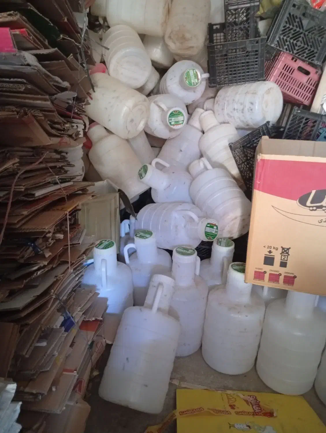 تعداد زیادی دبه به فروش میرسد|ظروف نگهدارنده، پلاستیکی، یک‌بارمصرف|گناباد, |دیوار