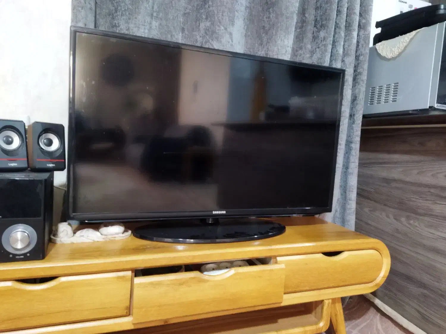 تلویزیون 40|تلویزیون و پروژکتور|صدرا-فارس, فاز ۲|دیوار