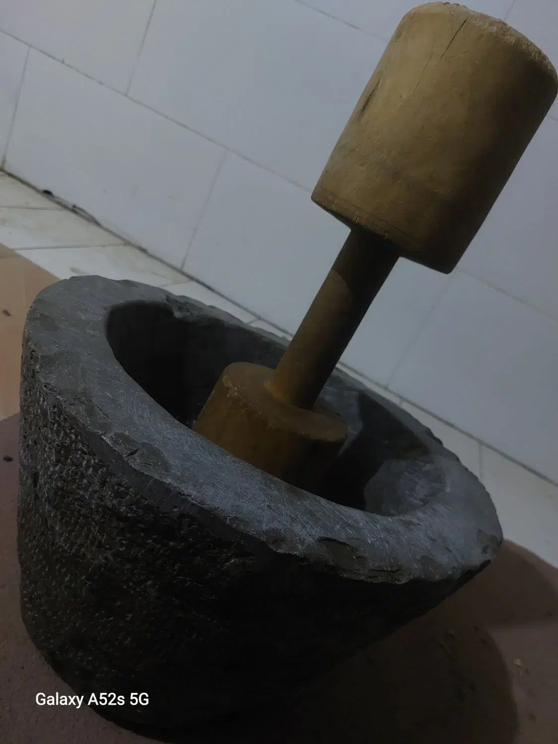 یانه سنگی قدیمی به همراه دسته چوبی قدیمی عتیقه|کلکسیون اشیاء عتیقه|نجفآباد, ویلاشهر|دیوار