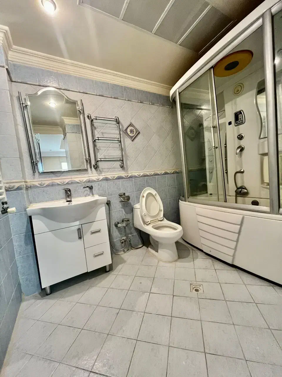 آپارتمان ۲۰۰ متر ۳و۴خواب/پاسداران دشتستان