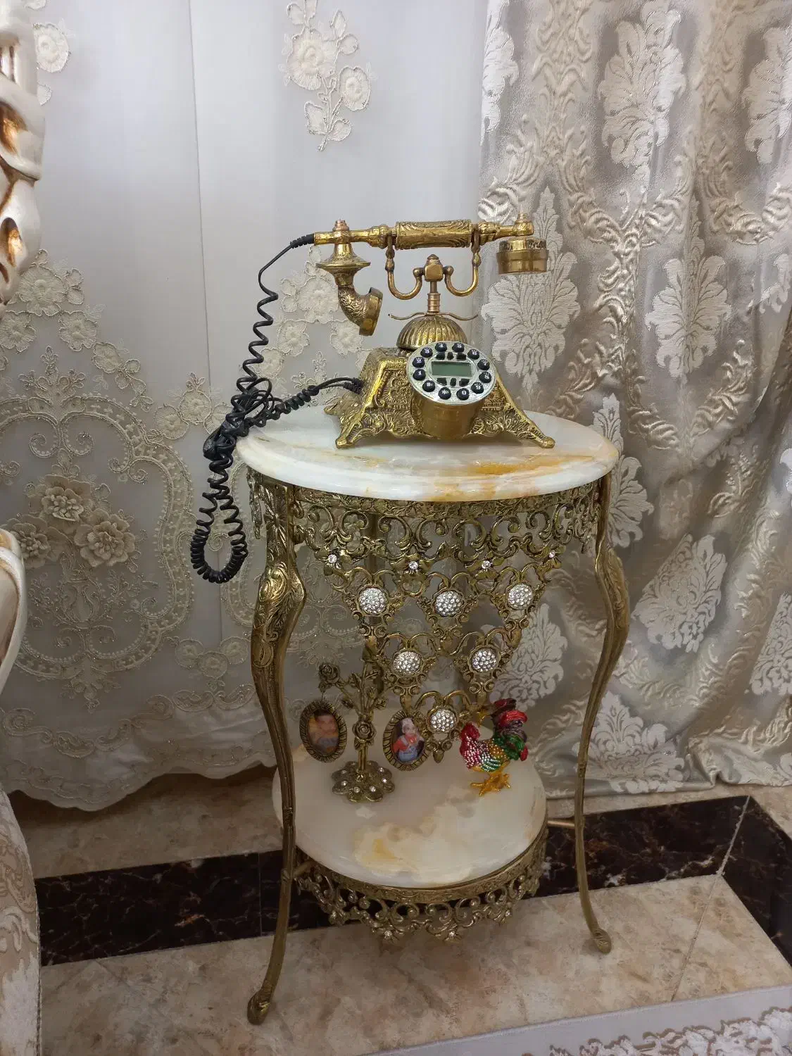 میز برنز  و تلفن برنزی سالم و نو|میز تلفن|قم, بنیاد|دیوار