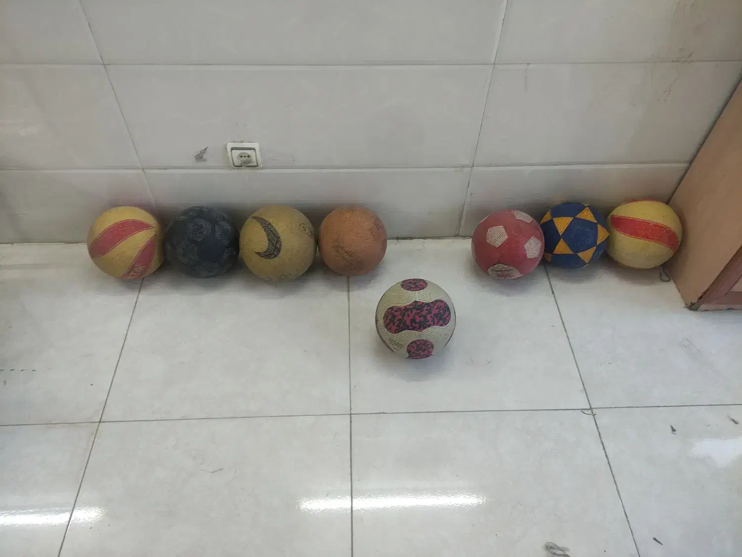 تعدادی توپ والیبال و فوتبال|ورزش‌های توپی|بروجرد, |دیوار