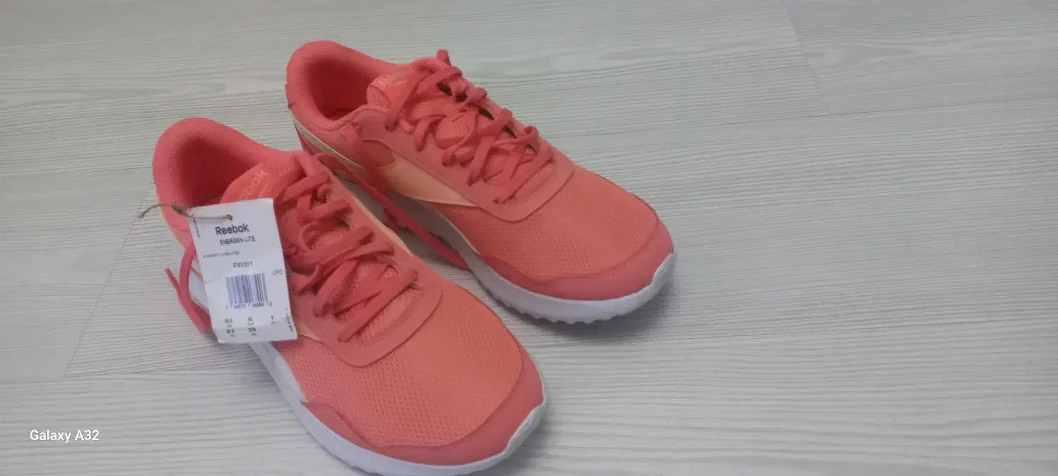 یک جفت کتونی اورجینال Reebok|کیف، کفش، کمربند|اندیشه, اندیشه فاز ۱|دیوار