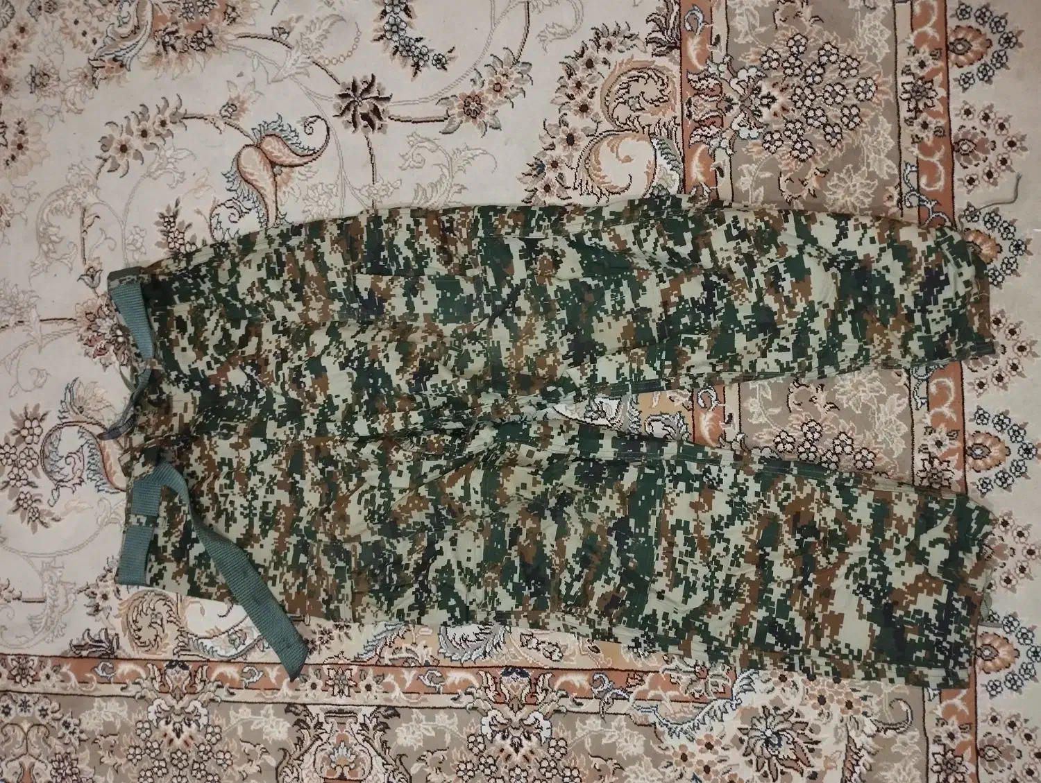 لباس بسیجی|لباس|شیراز, میدان قائم|دیوار