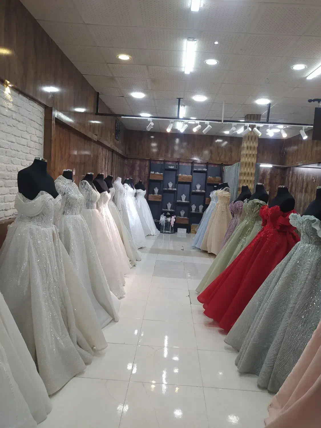 تجاری بر تختی هم فروش هم اجاره ای|اجارهٔ مغازه و غرفه|بروجرد, |دیوار