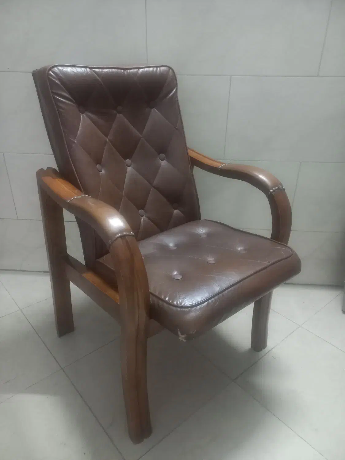 صندلی انتظار چوبی چرمی|مبلمان اداری|اراک, |دیوار