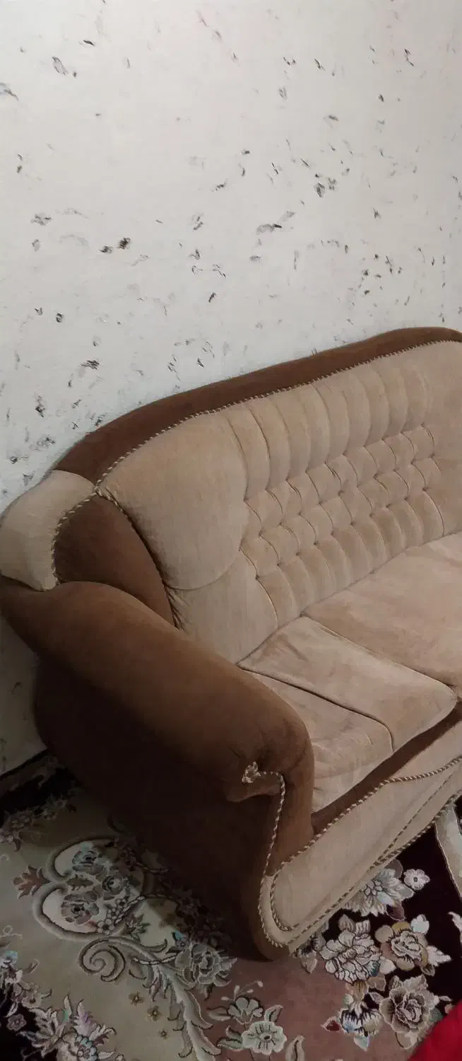 فروش مبل سالم بدونه زدگی پارگی همراه گل میزاش|مبلمان خانگی و میز عسلی|آغاجاری, |دیوار