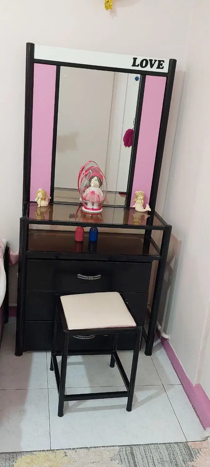 تخت نوجوان فرفورژه همراه با میز و اینه و پاتختی|تخت و سرویس خواب|تهران, خرمشهر|دیوار