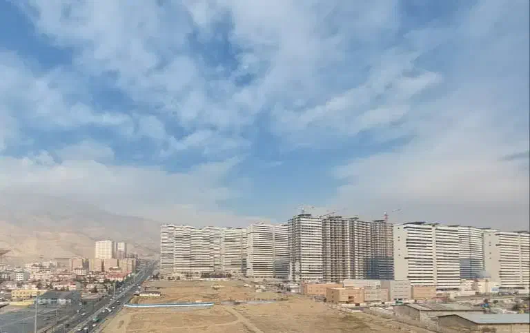 نگین غرب اردستانی ۱۳۵متر ۳خواب ویو شمال و جنوب