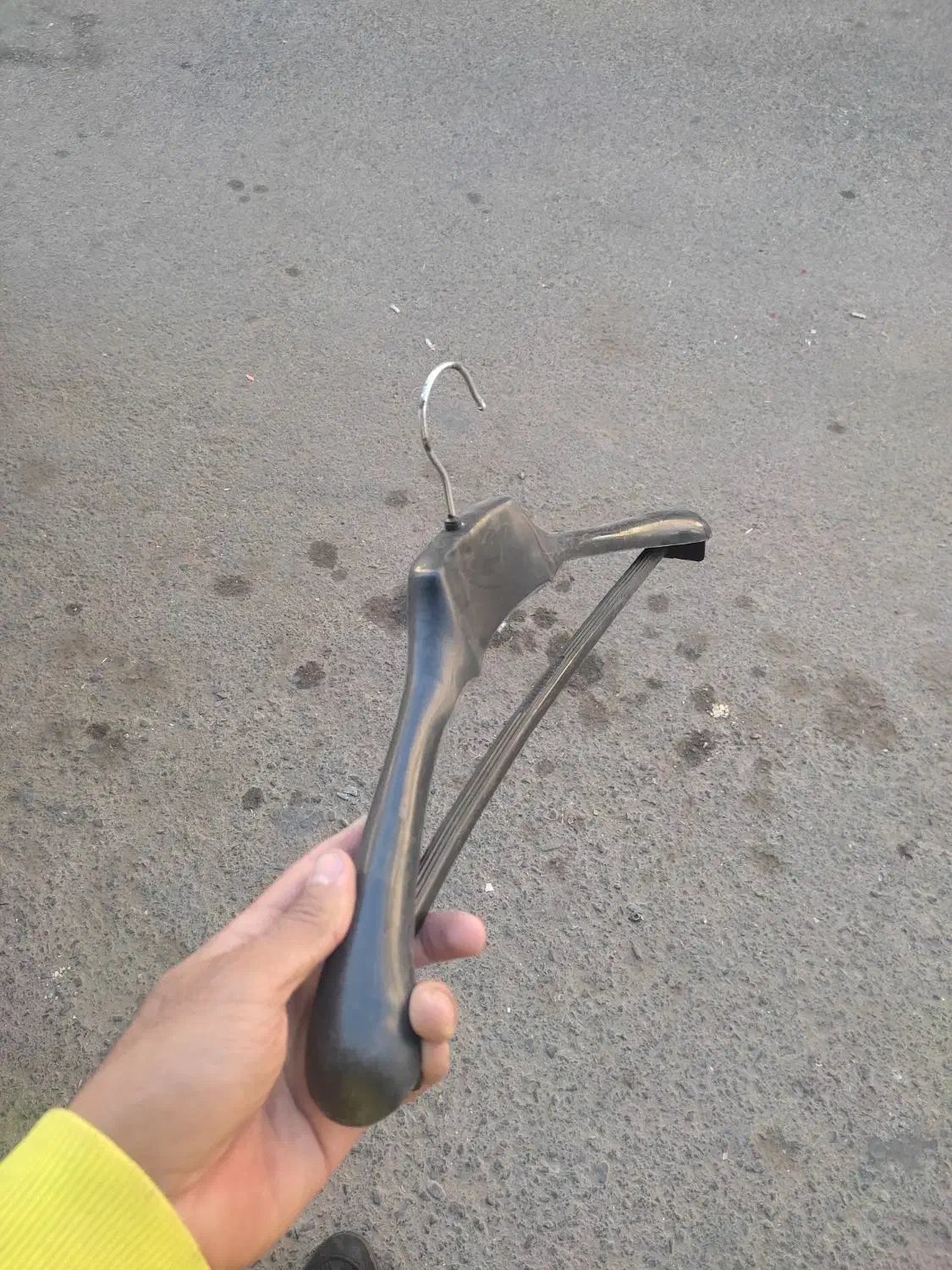 چوبکار چوب لباسی رگال|بندرخت و رخت‌آویز|قم, باغ پنبه|دیوار