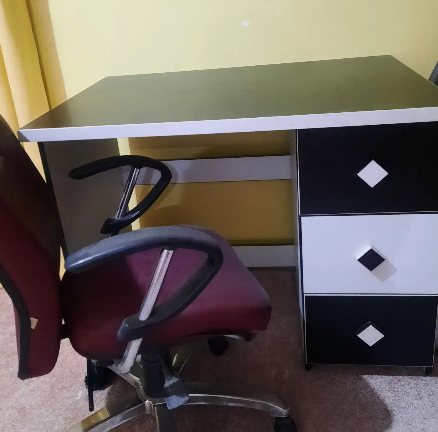 میز تحریر وصندلی گردان|میز تحریر و کامپیوتر|هشتگرد, فاز ۳ مهستان|دیوار