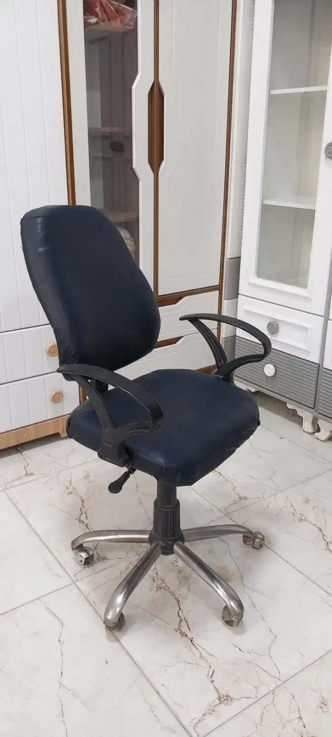 صندلی چرخ دار چرمی|دفتر کار|میبد, |دیوار