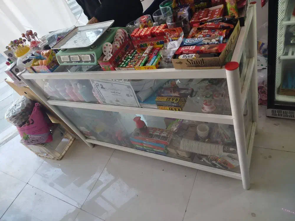 ویترین و صندلی گردان به فروش می‌رسد|فروشگاه و مغازه|تربت‌حیدریه, شهرک ولیعصر|دیوار