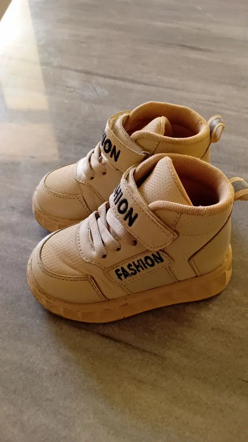 کفش  بچهگانه|کیف، کفش، کمربند|زنجانرود, |دیوار